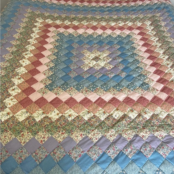 Arch Quilt Pastel Around The World Pattern with Scalloped Edges - Picture 4 of 14